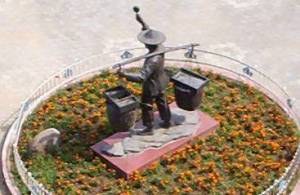 Yiwu - Statue of a seller in Yiwu